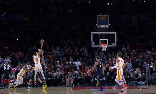 Gražiausias NBA nakties epizodas - pergalingas „Hawks“ gynėjo metimas (VIDEO)
